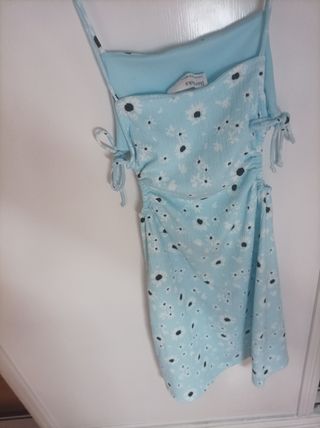 Vestido floral azul con tirantes