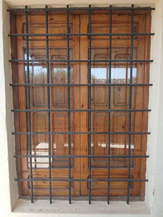 Ventanas de madera antiguas,con mosquiteras