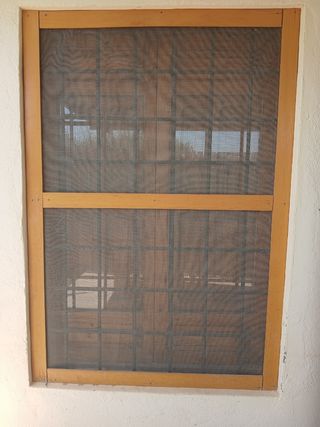 Ventanas de madera antiguas,con mosquiteras
