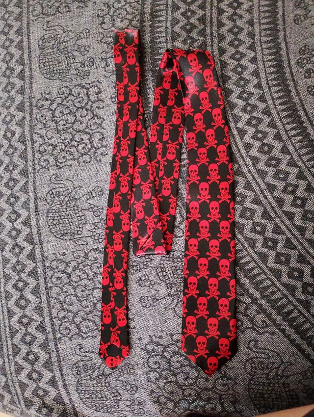 Corbata Calaveras Roja y Negra
