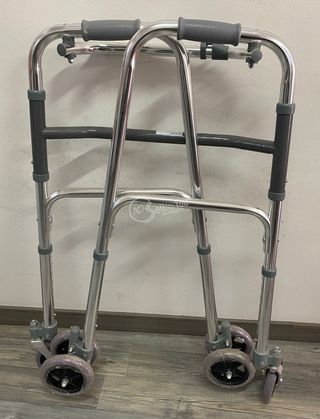 Deambulatore pieghevole in alluminio con ruote