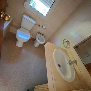 Baño completo: inodoro, bidet y lavabo
