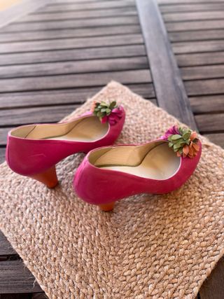 Zapatos de tacón rosa y naranja con flor