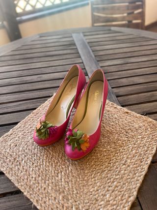 Zapatos de tacón rosa y naranja con flor