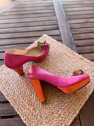 Zapatos de tacón rosa y naranja con flor