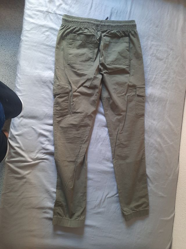 Pantalón cargo verde hombre.