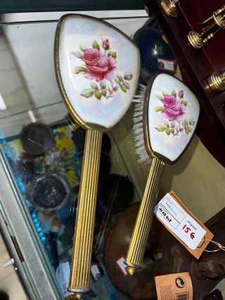 Set di pennelli e specchio dorato