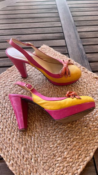 Zapatos de tacón rosa y amarillo.