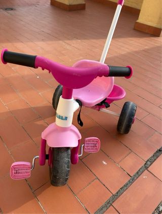 Triciclo infantil rosa con manillar