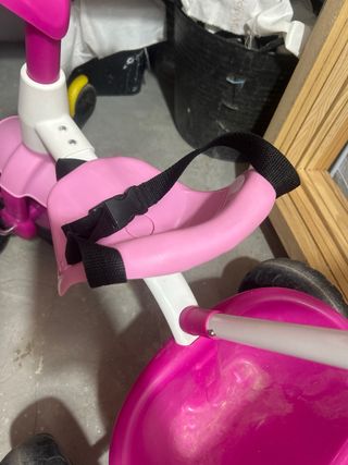 Triciclo infantil rosa con manillar