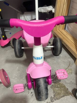 Triciclo infantil rosa con manillar