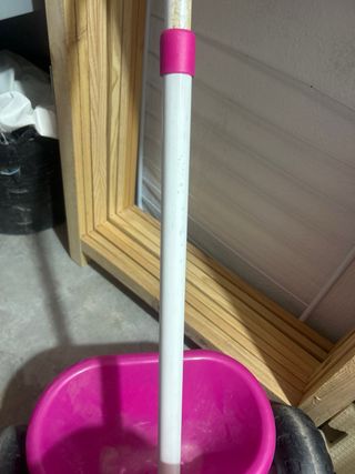 Triciclo infantil rosa con manillar