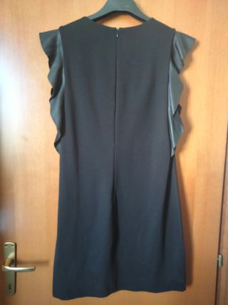 Tubino nero con maniche a volant
