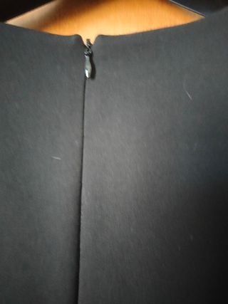 Tubino nero con maniche a volant
