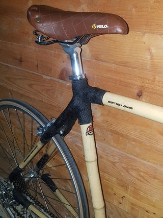 Bicicleta artesanal de bambú