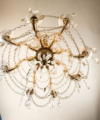 Lámpara de araña antigua dorada y de cristal