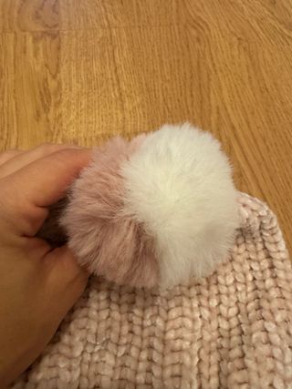 Gorro de punto para niña con pompón