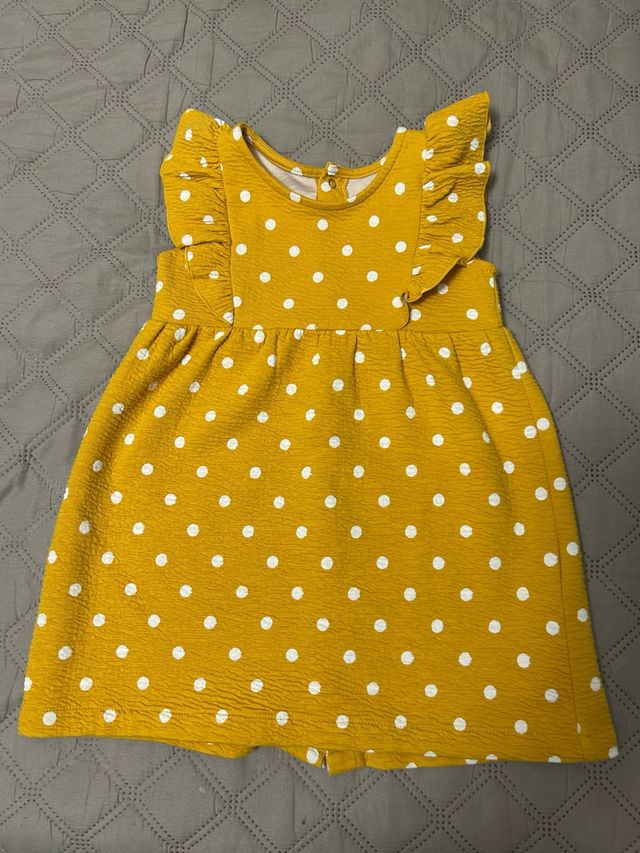Vestido amarillo con lunares blancos