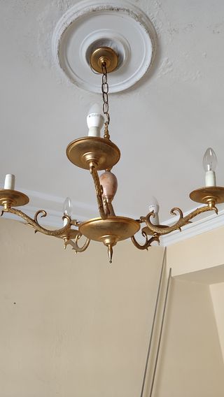 Lámpara de techo dorada con detalles de cristal