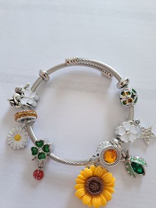 Pulsera plateada con charms