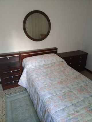 Mueble de madera marrón