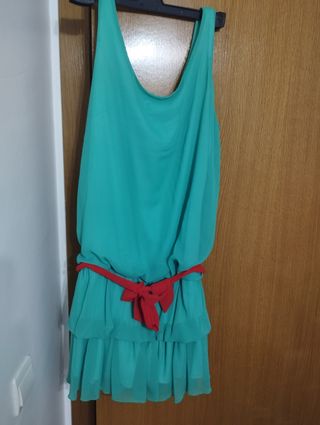 Vestido volantes con lazo rojo