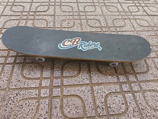 Monopatín y casco infantil