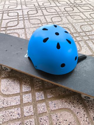 Monopatín y casco infantil