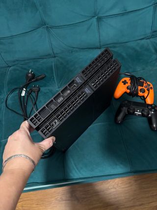 PS4 Slim + Mando + Juego Need for Speed