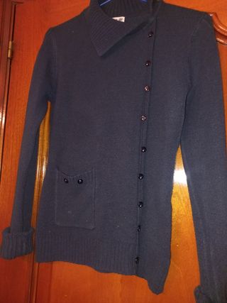Jersey negro con botones y bolsillo