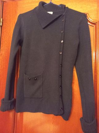 Jersey negro con botones y bolsillo