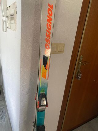 2 pares de esquís con fijaciones