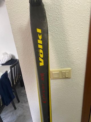2 pares de esquís con fijaciones