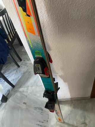 2 pares de esquís con fijaciones