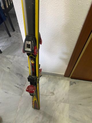 2 pares de esquís con fijaciones