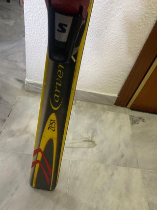 2 pares de esquís con fijaciones