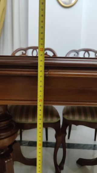 Mesa y sillas clásicas de madera estilo antiguo