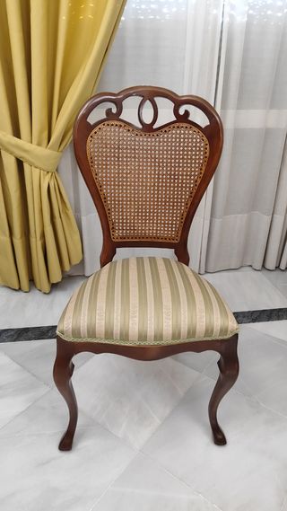 Mesa y sillas clásicas de madera estilo antiguo