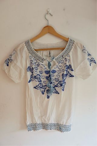 Blusa blanca con bordado azul