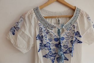 Blusa blanca con bordado azul