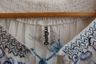 Blusa blanca con bordado azul