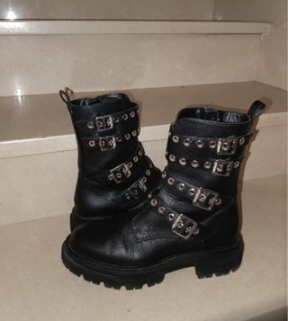 Botas negras con hebillas y tachuelas