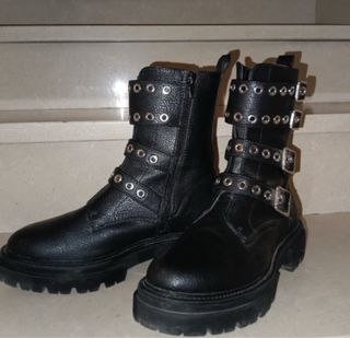 Botas negras con hebillas y tachuelas