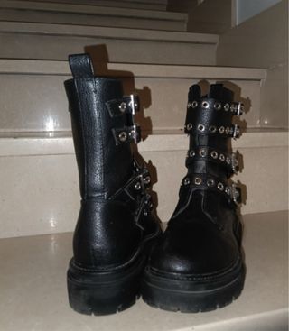 Botas negras con hebillas y tachuelas