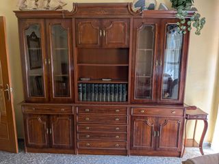 Mueble de salón de madera y cristal