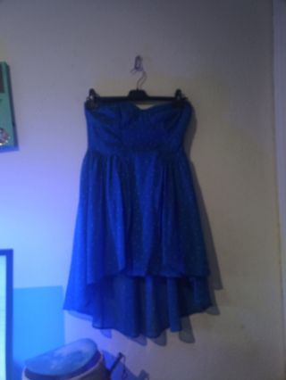 Vestido azul con lunares