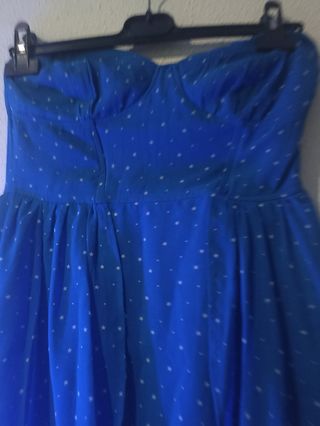 Vestido azul con lunares