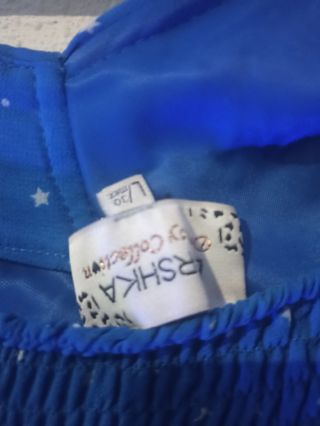 Vestido azul con lunares