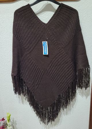 PONCHO DE PUNTO MARRÓN.