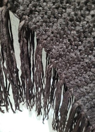 PONCHO DE PUNTO MARRÓN.
